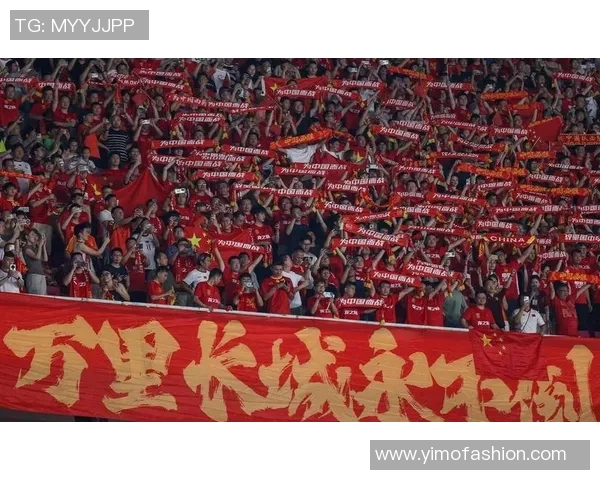 国足球迷热情高涨共同见证球队拼搏与荣耀的感人瞬间